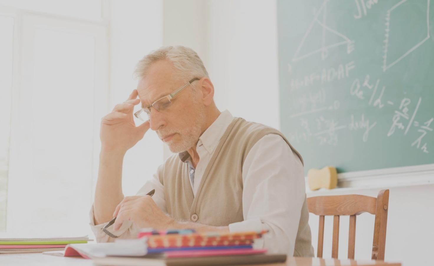 Professionelles Beratungsgespräch in modernem Büroumfeld